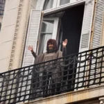 Cristina Kirchner saludó otra vez a los militantes desde el balcón de su casa