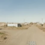 Delincuentes arrastraron durante dos cuadras a una mujer colgada del auto en un violento asalto