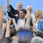 Kicillof contra Caputo en el cierre de campaña: «se fumaron en pipa la cosecha y el blanqueo»