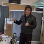 Votó Javier Milei y no quiso hablar con la prensa: el presidente no se acercó a los periodistas