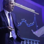 Caputo ahora dice que nunca pidió USD 20 mil millones, pero el mercado huele sangre y tiñe de rojo acciones y bonos